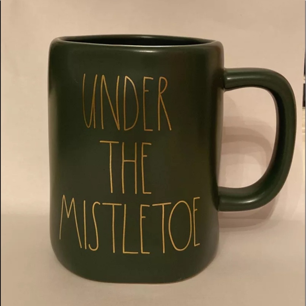 New Rae Dunn 2020 by Magenta Green “Under The Mistletoe” Mug With Gold Lettering